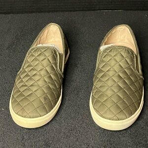 Steve Madden Quilted slip ons Size 10